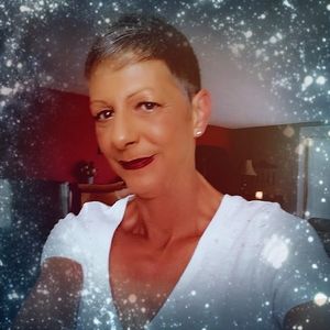 Meet your Posher, Lora